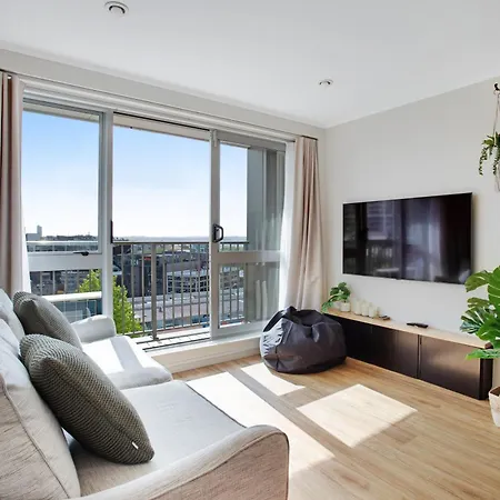 City Escape Apt With Views, Pool - Gym